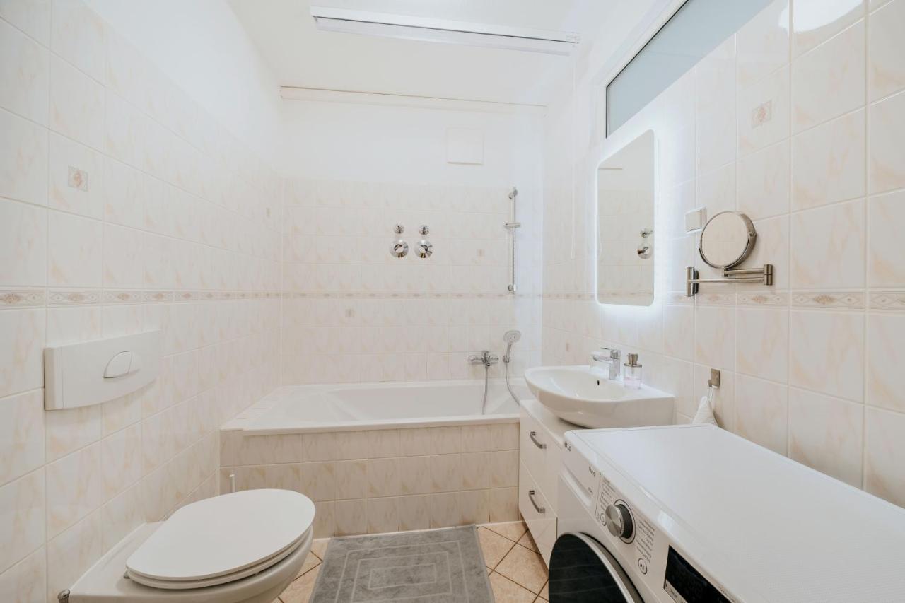 Blissplace 3 Zi Premium Apartment Nahe Getec Arena Mit Kingsize Betten Und Balkon Maagdenburg Buitenkant foto